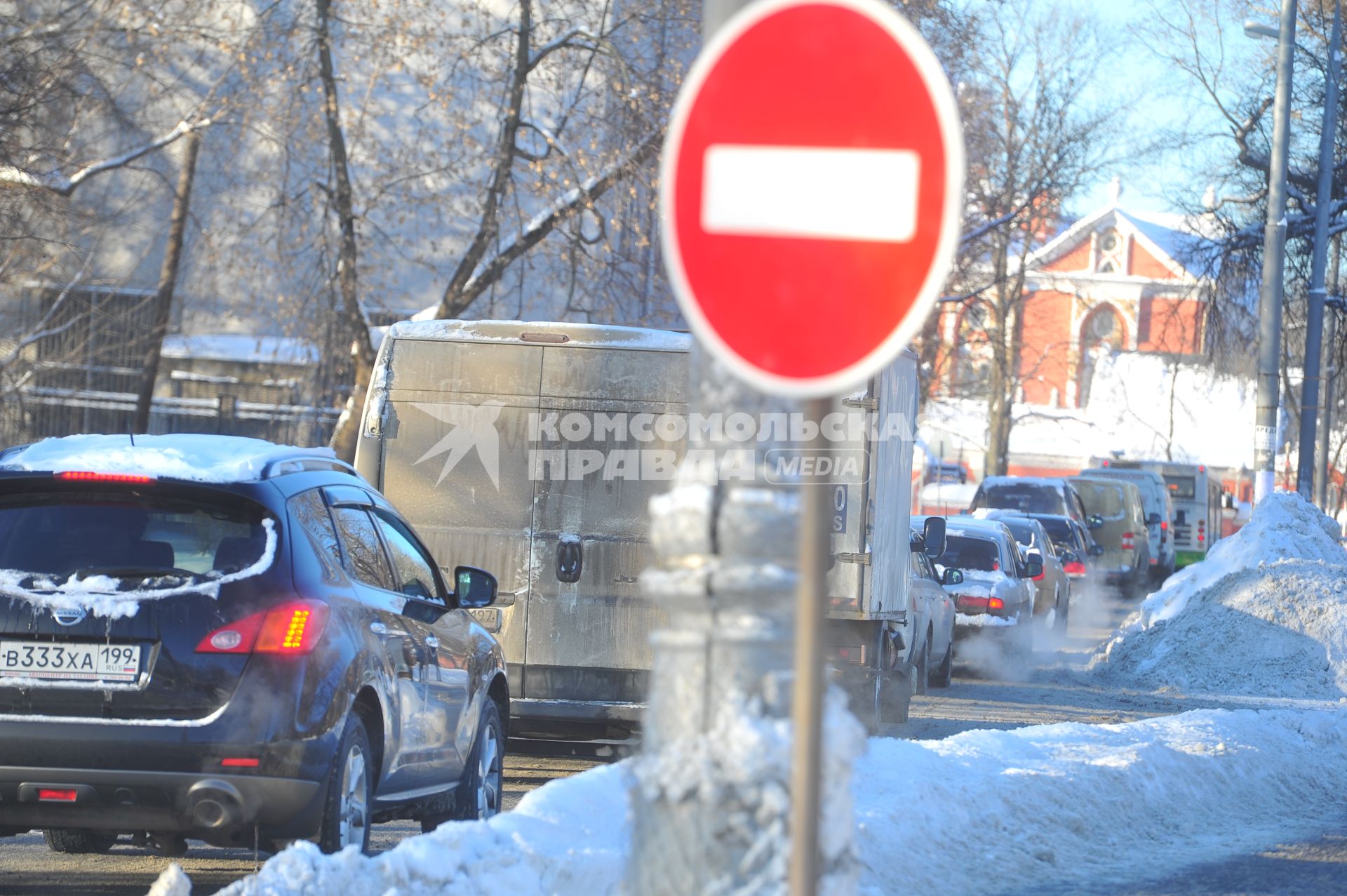 Изменения транспортного движения в районе метро `Динамо` в связи со строительством станции метрополитена`Петровский парк`. На снимке: автомобильная  пробка у  метро `Динамо`.