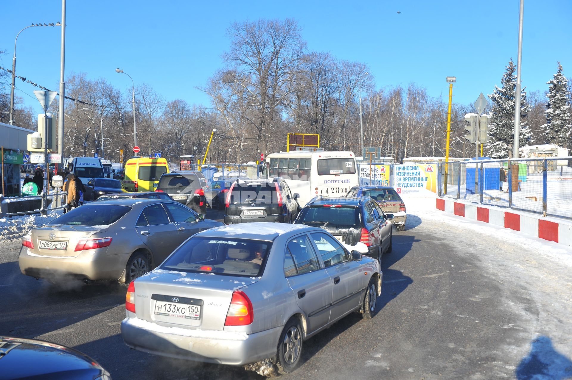 Изменения транспортного движения в районе метро `Динамо` в связи со строительством станции метрополитена`Петровский парк`. На снимке: автомобили у временного ограждения у  метро `Динамо`.