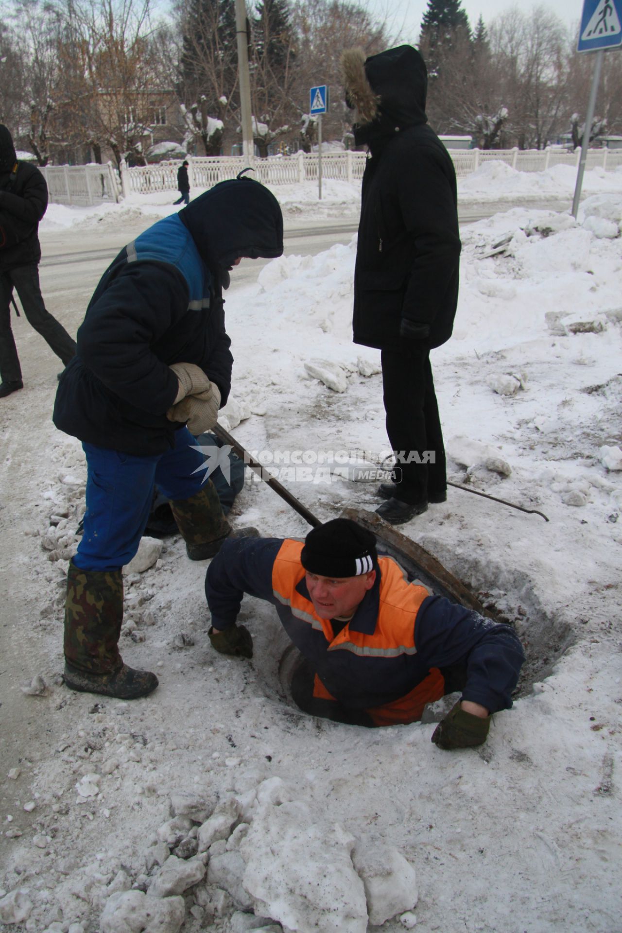 Коммунальная авария. Рабочий водоканала в люке. Ликвидация коммунальной аварии.