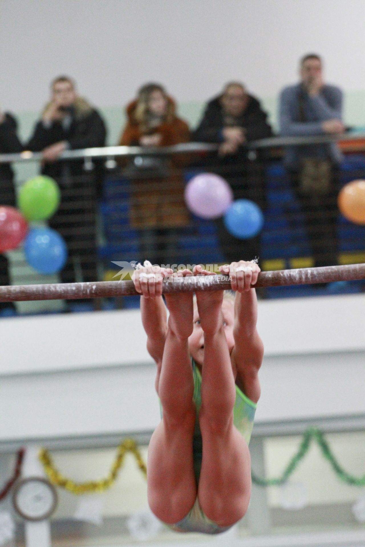 Турнир по спортивной гимнастике на призы Сергея Хорохордина. Девочка выполняет упражнения на перекладине.