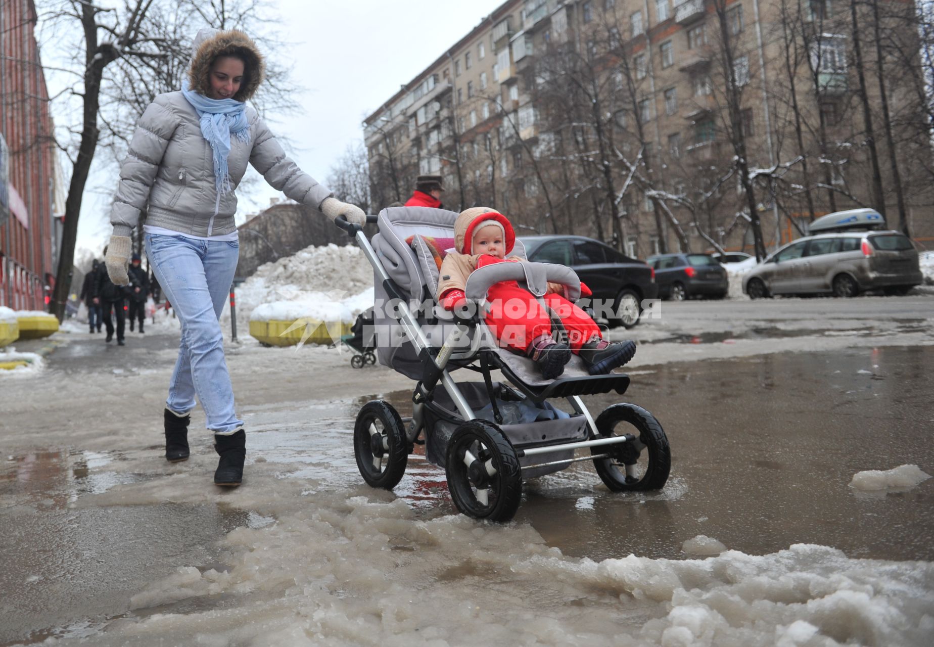 Молодая женщина с ребенком в коляске