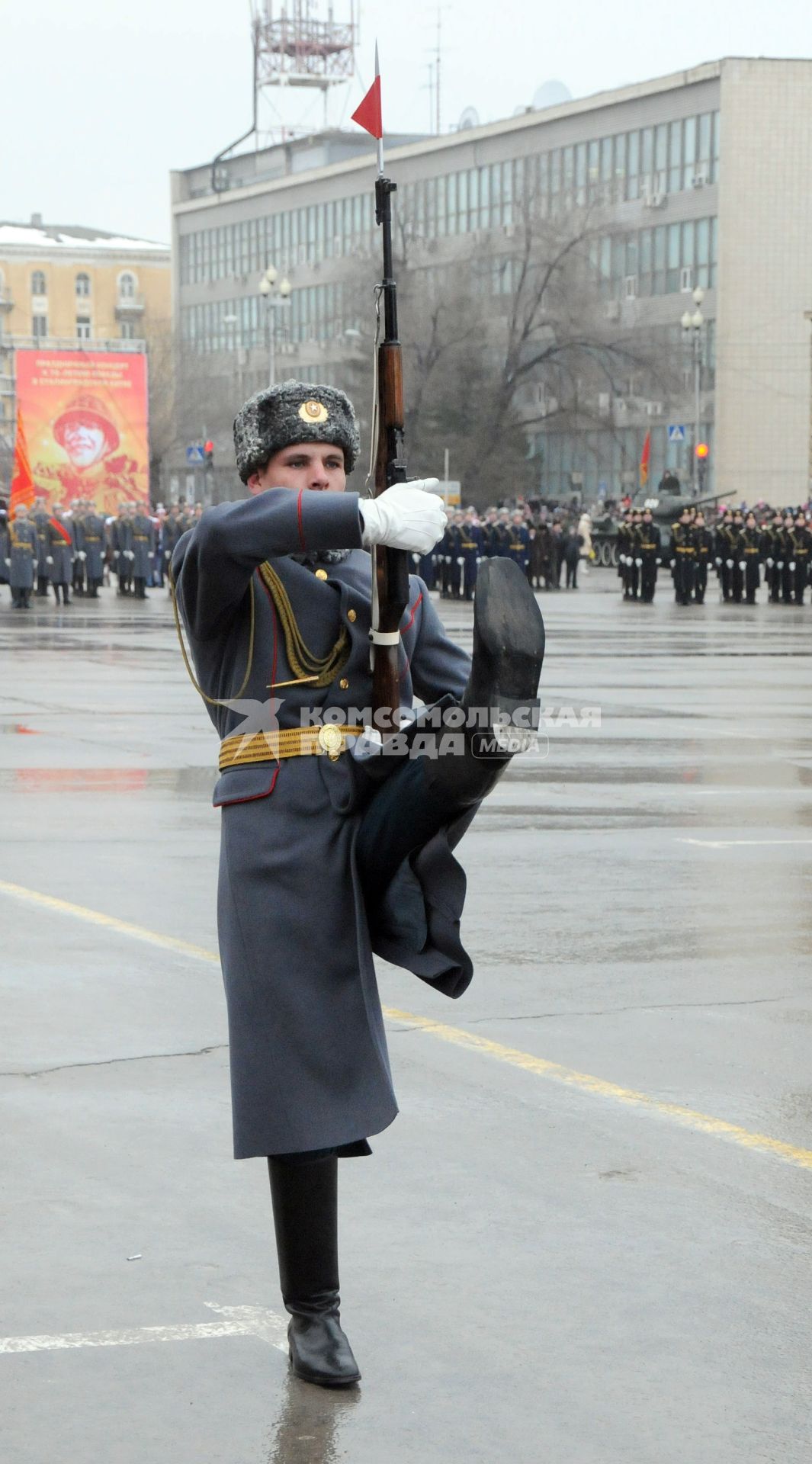 Волгоград празднует 70 лет Победы советских войск в Сталинградской битве. На снимке: торжественный парад.