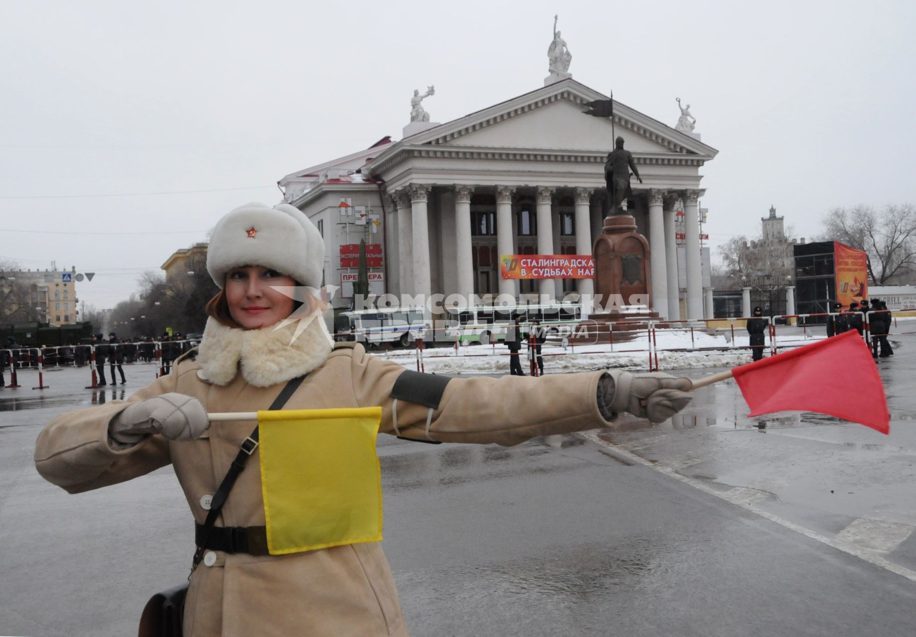 Волгоград празднует 70 лет Победы советских войск в Сталинградской битве. На снимке: Регулировщицы с флажками, сотрудница ГИБДД в форме образца времен ВОВ.