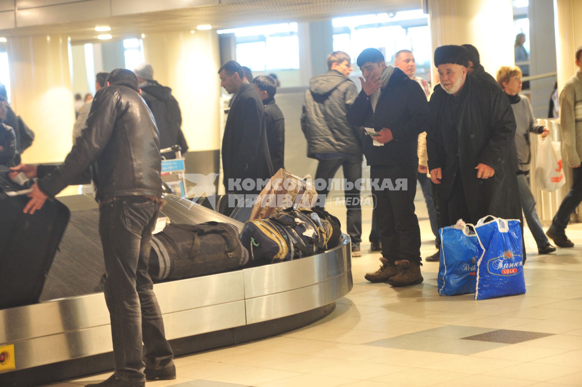 Аэропорт Домодедово. На снимке: пассажиры у ленты багажного транспортера.