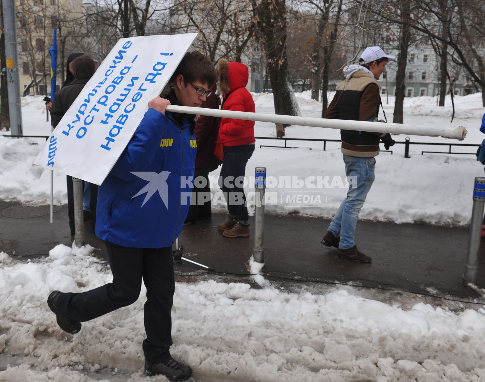 Митинг Московского отделения ЛДПР у посольства Японии. На снимке: участники митинга с плакатами `Курильские острова-наши навсегда!`.