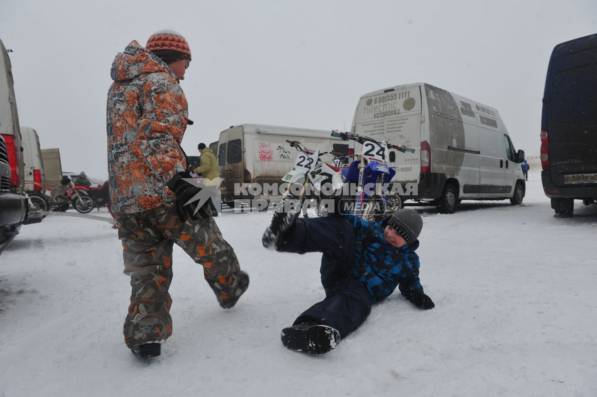 Стадион Бурцево. 56-й Всероссийский командный мотокросс на приз им. Чкалова. Организаторы АМК ФСО России. На снимке: дети