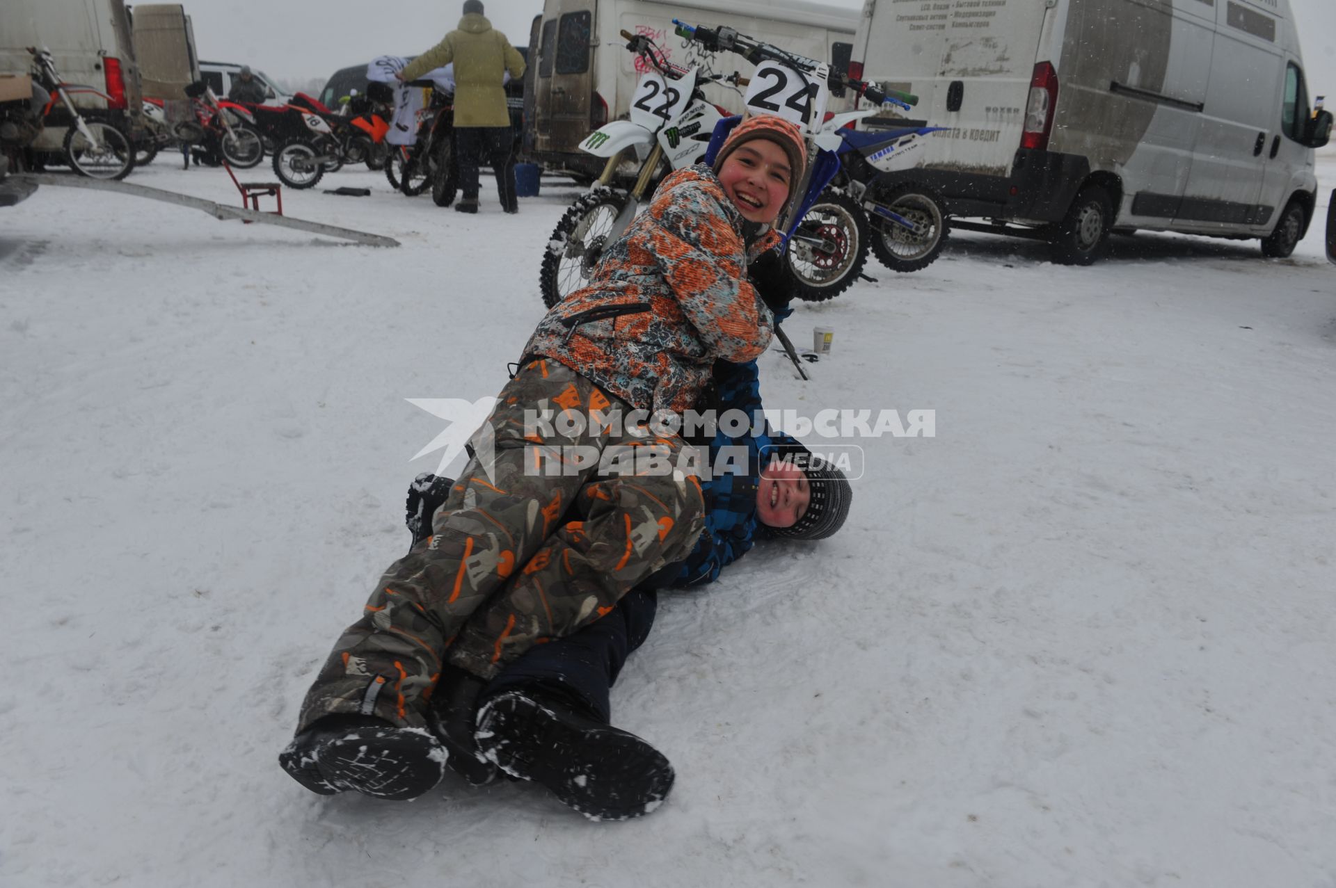 Стадион Бурцево. 56-й Всероссийский командный мотокросс на приз им. Чкалова. Организаторы АМК ФСО России. На снимке: дети