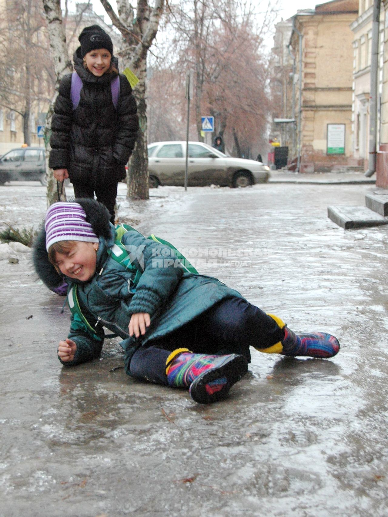 Девочка упала на заледеневшем тротуаре.