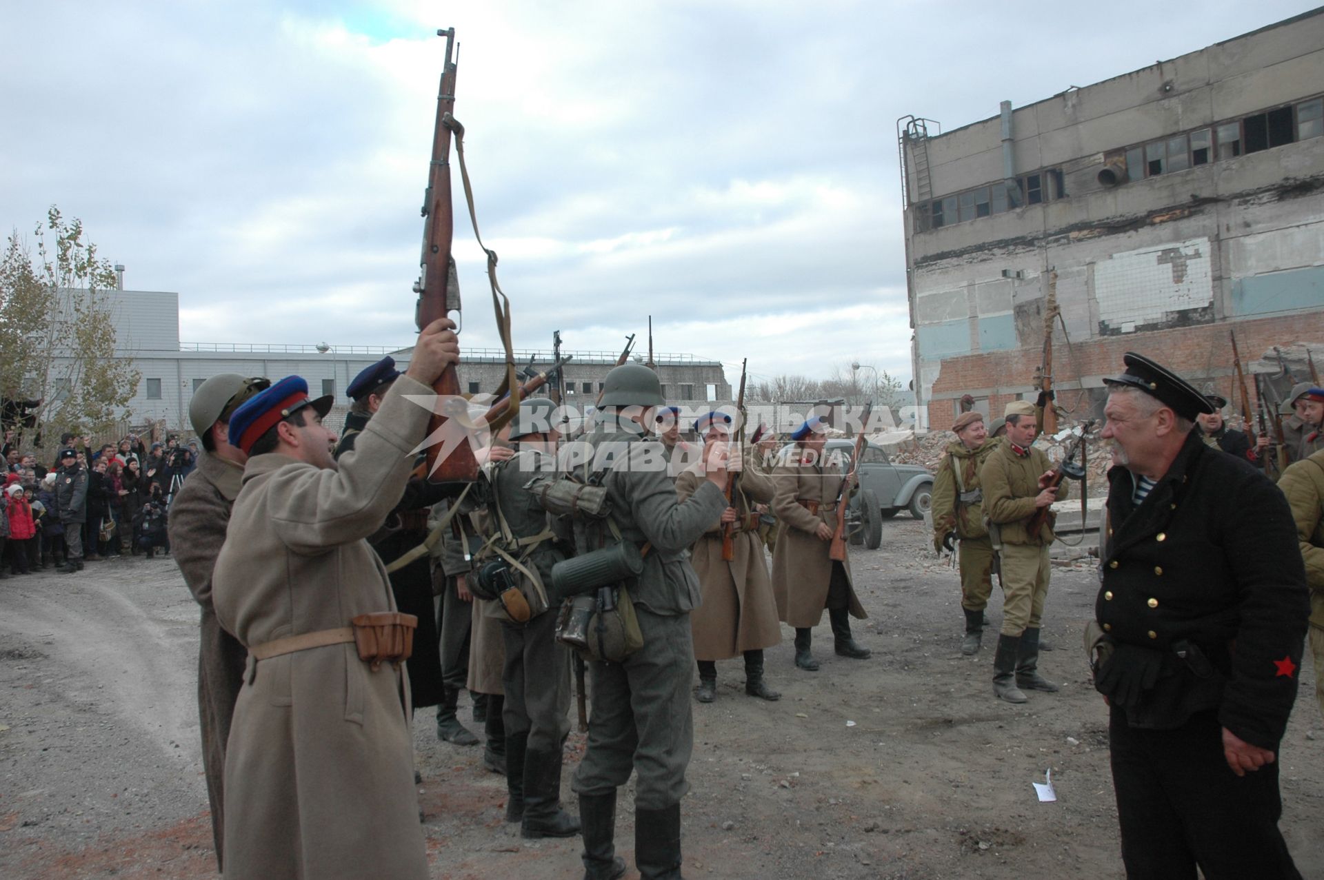 В Волгограде провели военно-историческую реконструкцию, посвященную 70-летию контрнаступления советских войск под Сталинградом.