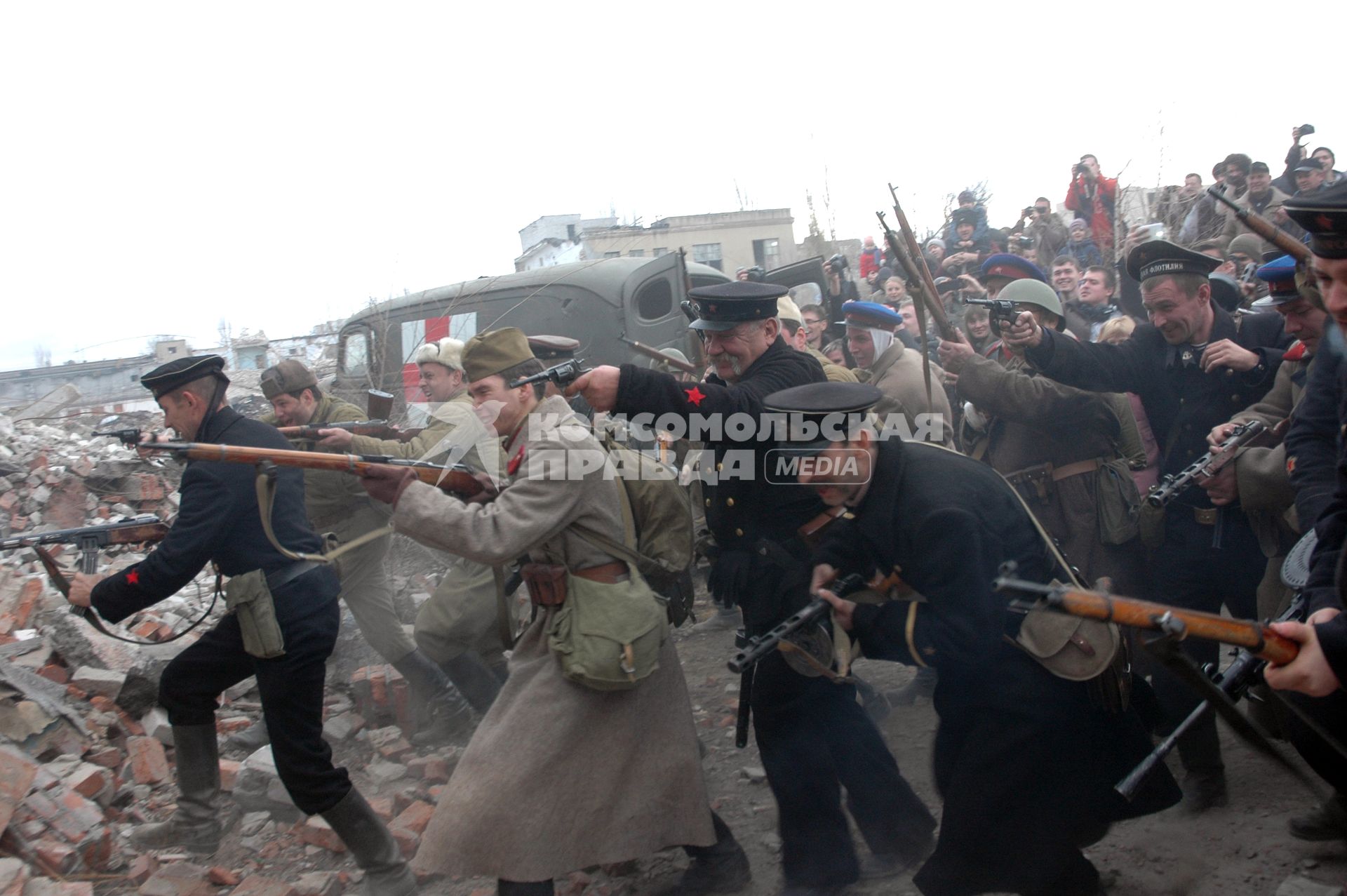 В Волгограде провели военно-историческую реконструкцию, посвященную 70-летию контрнаступления советских войск под Сталинградом.