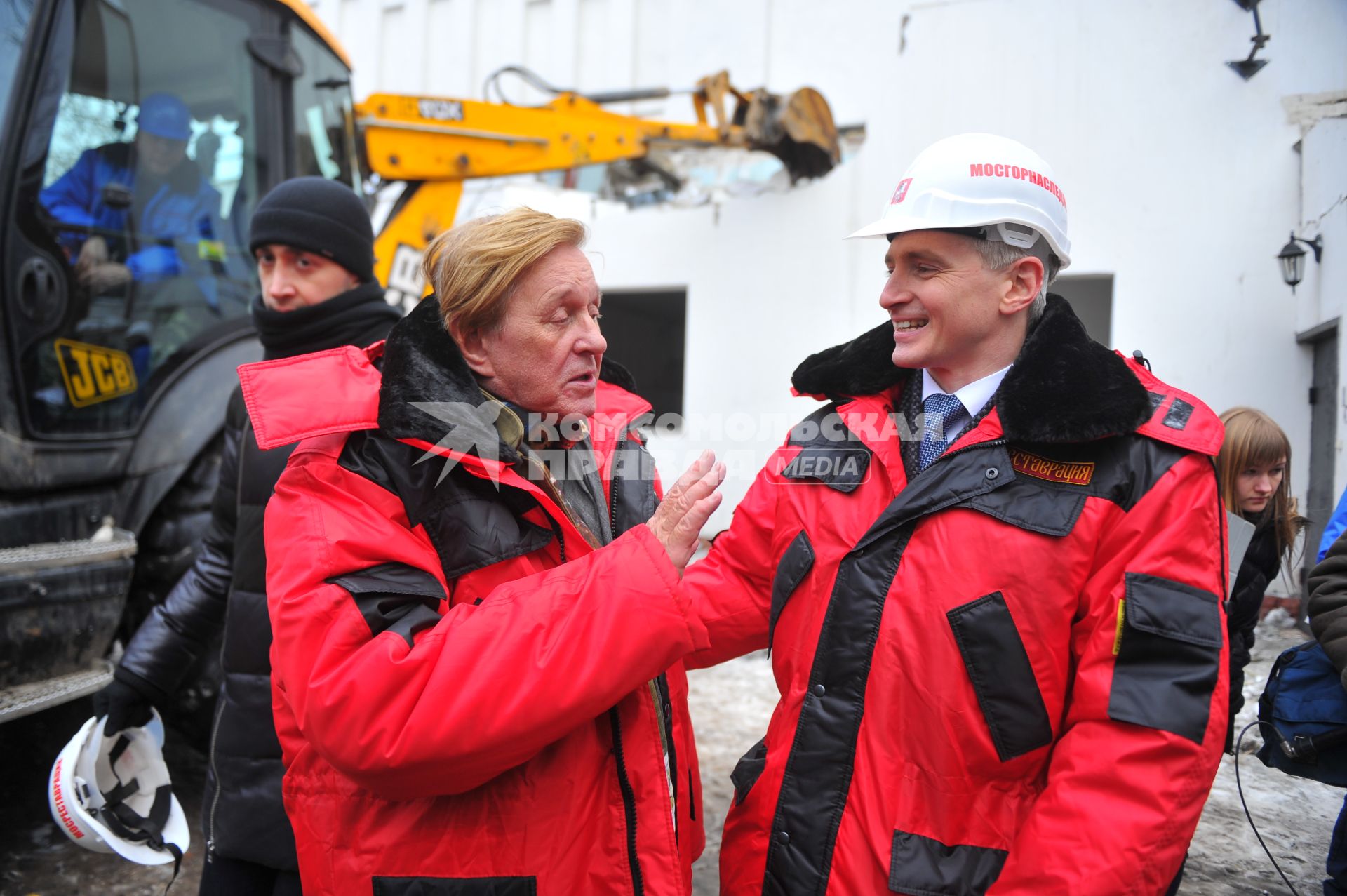 Снос пристройки к зданию Театра Романа Виктюка, где располагался ресторан `Бакинский дворик`. Театру Романа Виктюка передан Дом культуры им. И.В. Русакова, где ведутся реставрационные работы. На снимке (слева направо): художественный руководитель театра Роман Виктюк и главный специалист отдела рестоврационных работ и технического надзора ГКО `Мосреставрация` Михаил Матлахов.