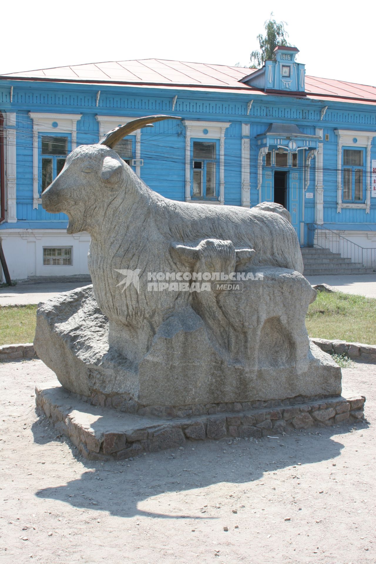 В Урюпинске установлен единственный в России памятник козе, как ее здесь называют `козе-кормилице`.