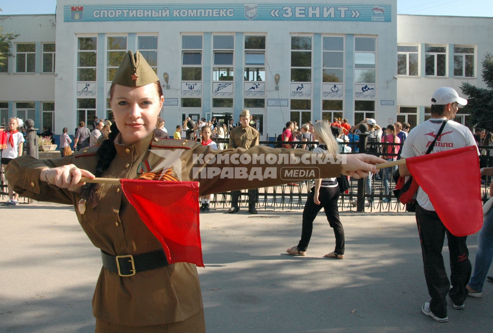 В Волгограде прошла реконструкция матча 1943 года. На снимке: девушка регулировщица.