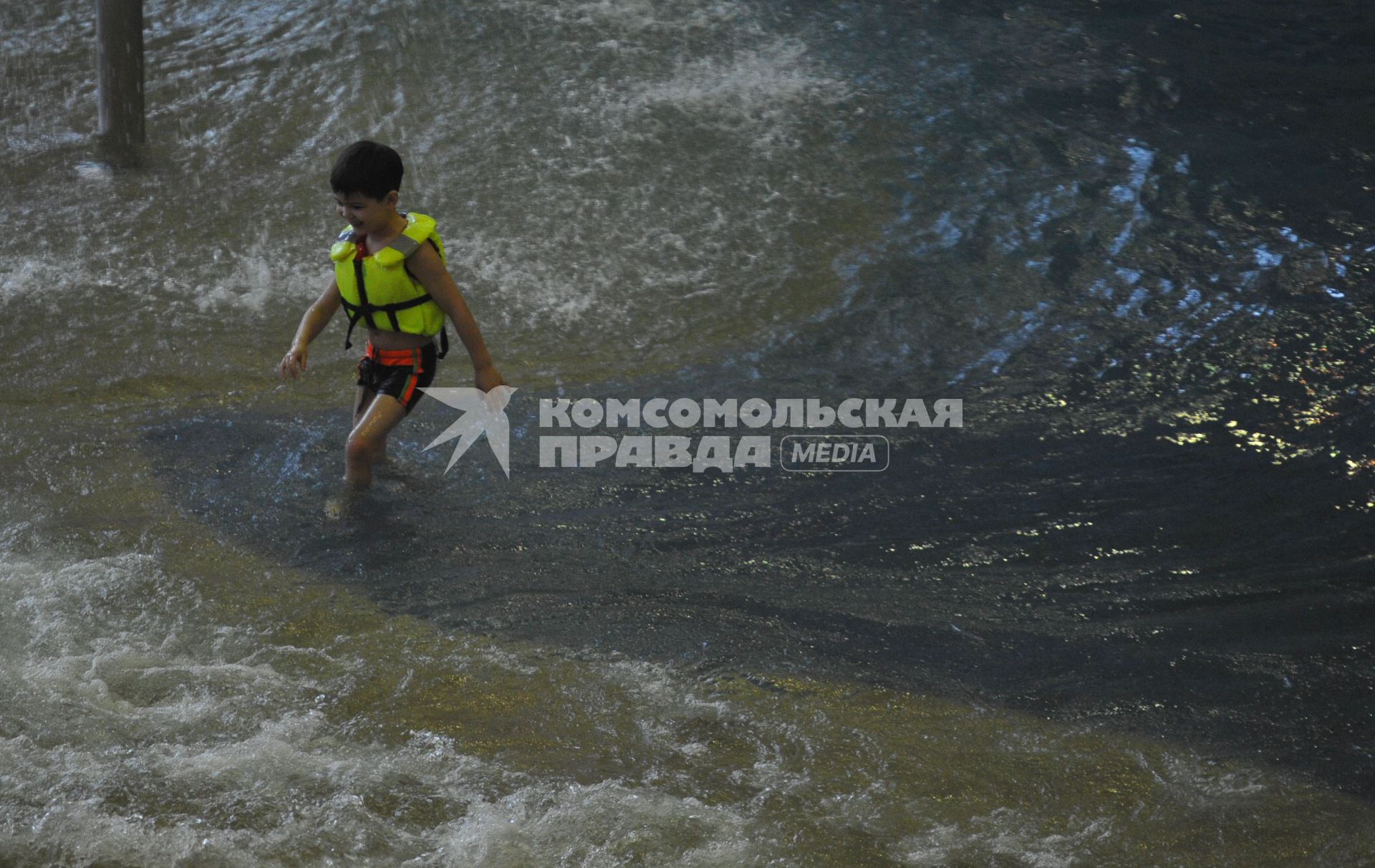 Аквапарк `Ква-ква-парк`, где 8 февраля утонул 9-летний школьник  Тимерлан Акамбаев. На снимке: ребенок с спасательном жилете.