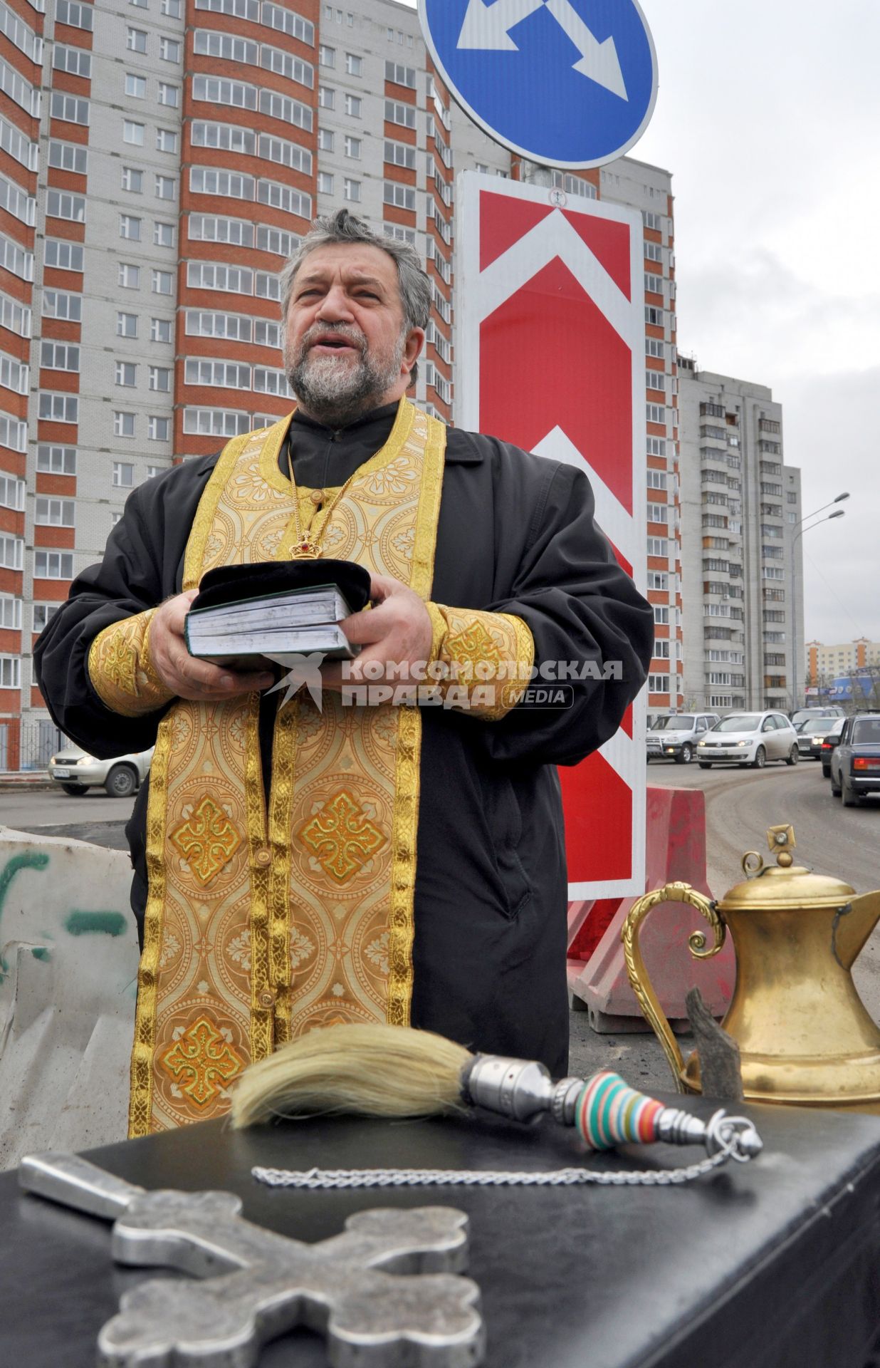 В Воронеже освятили одно из самый аварийных мест города - кольцо на улице Антонова-Овсеенко. На снимке: священник на перекрестке.