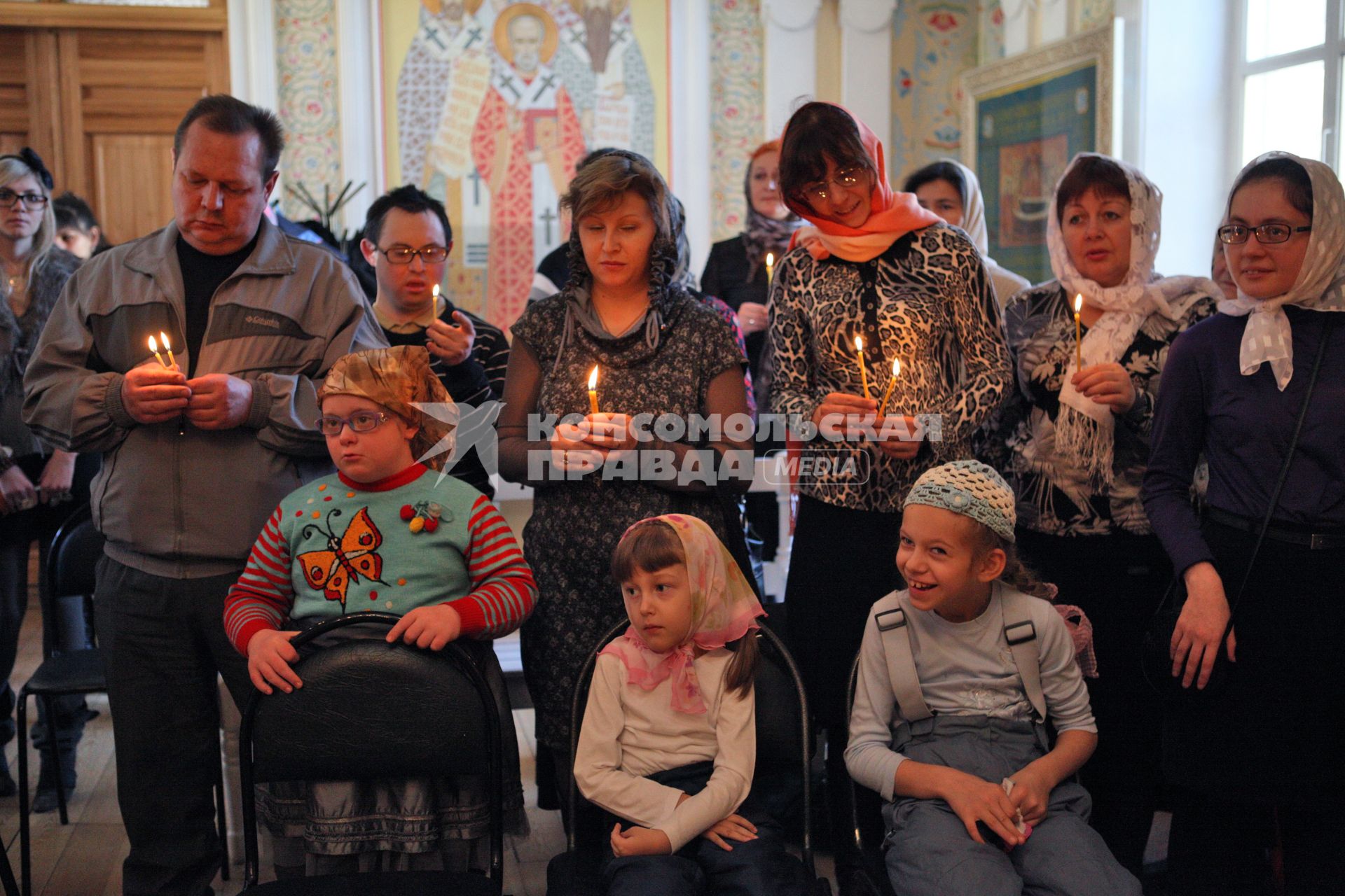 В Ставрополе, в храме Преображения господня прошел молебен детей-инвалидов. На снимке: дети с родителями в церкви.