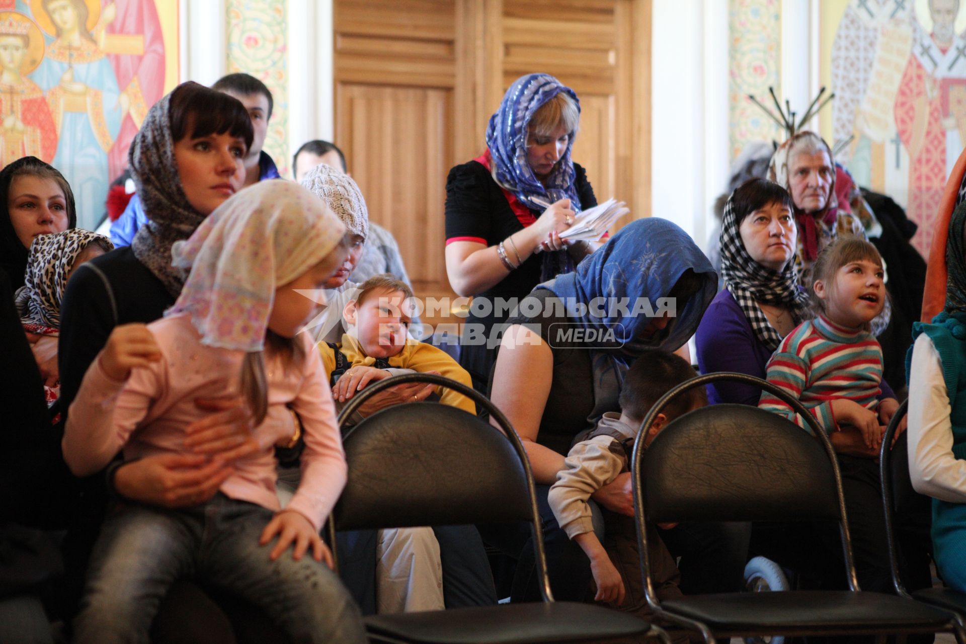 В Ставрополе, в храме Преображения господня прошел молебен детей-инвалидов. На снимке: дети с родителями в церкви.