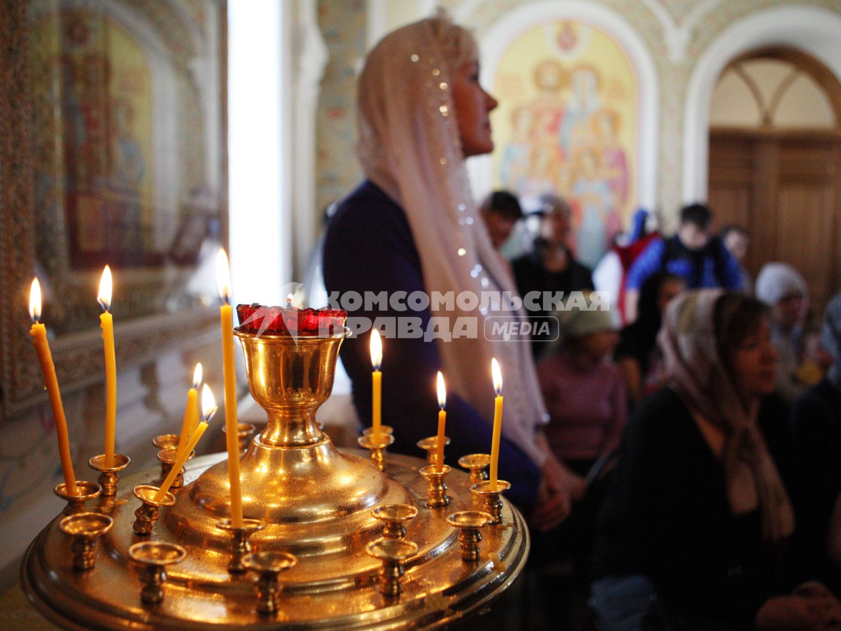 В Ставрополе, в храме Преображения господня прошел молебен детей-инвалидов. На снимке: горящие свечи.