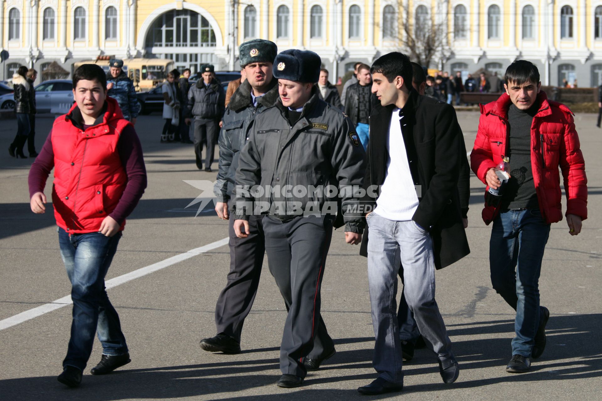 Попытка провести несанкционированный митинг в Ставрополе. На снимке: полиция на митинге в окружении людей южных национальностей.