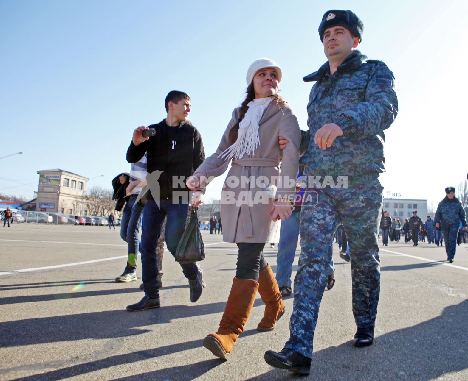 Попытка провести несанкционированный митинг в Ставрополе. На снимке: задержание полицейскими блоггера Оксаны `Вельва` Борисовой.