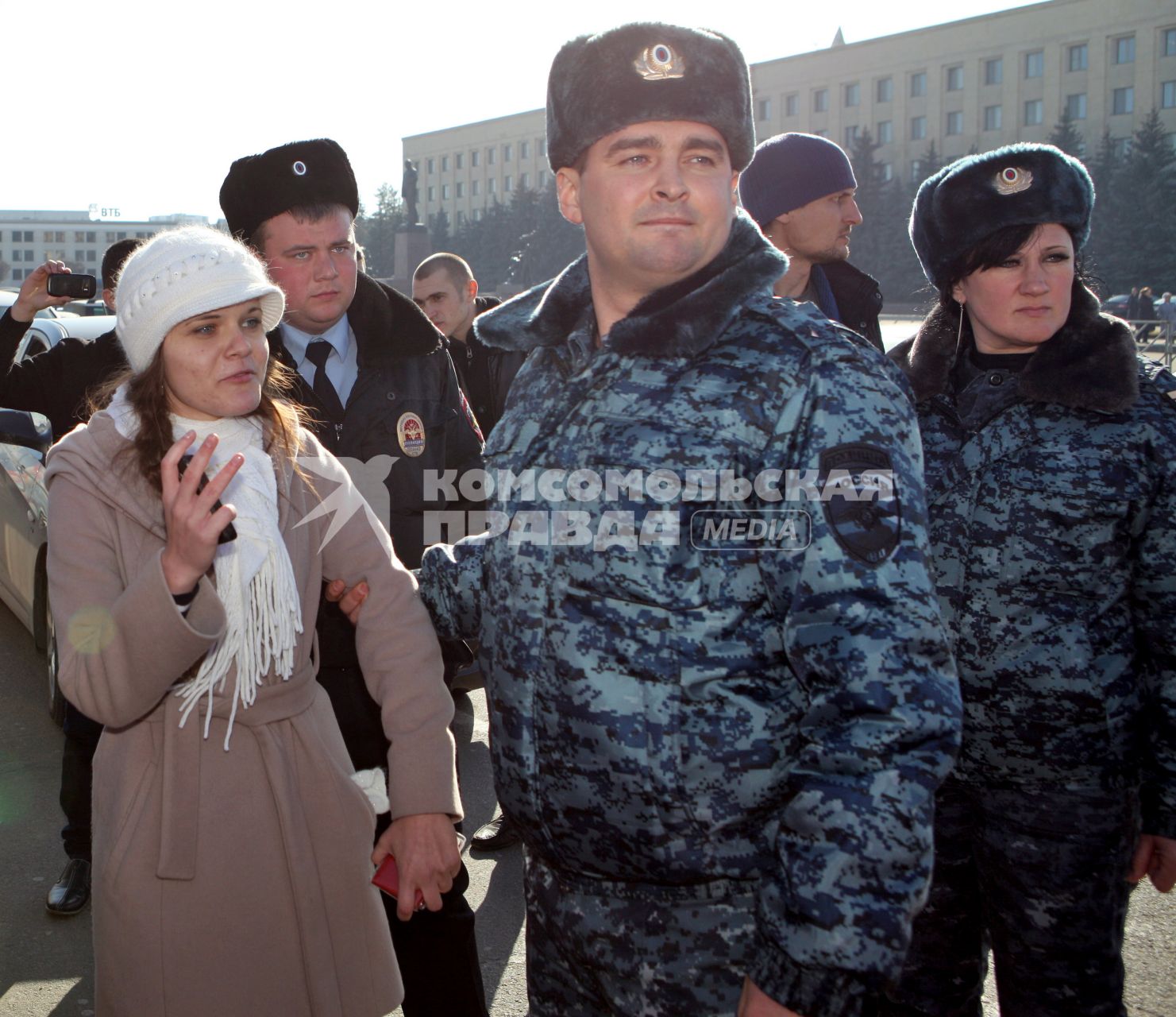 Попытка провести несанкционированный митинг в Ставрополе. На снимке: задержание полицейскими блоггера Оксаны `Вельва` Борисовой.