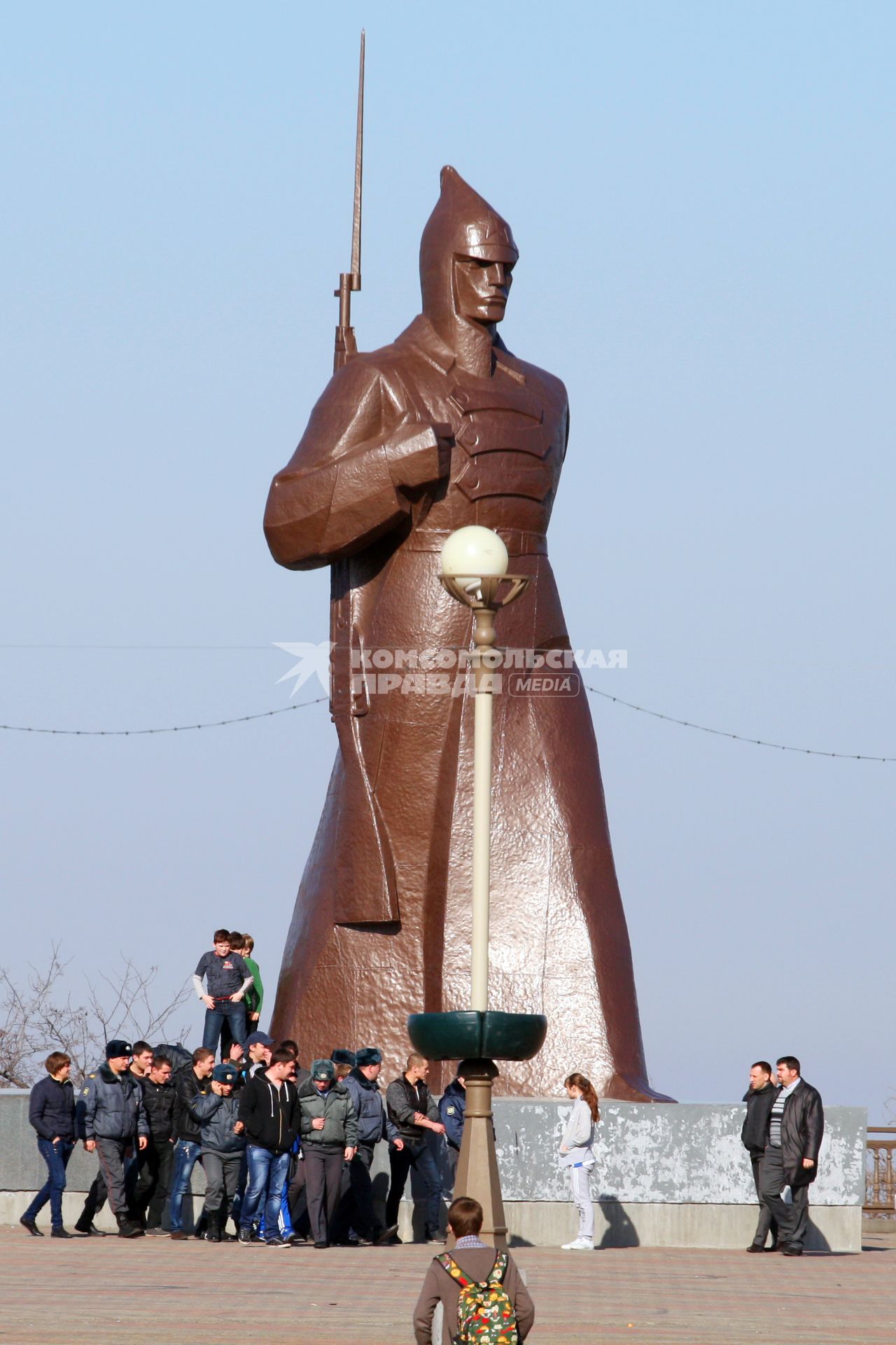 Попытка провести несанкционированный митинг в Ставрополе. На снимке: участники митинга и представители полиции на площади около памятника солдату-красногвардейцу.