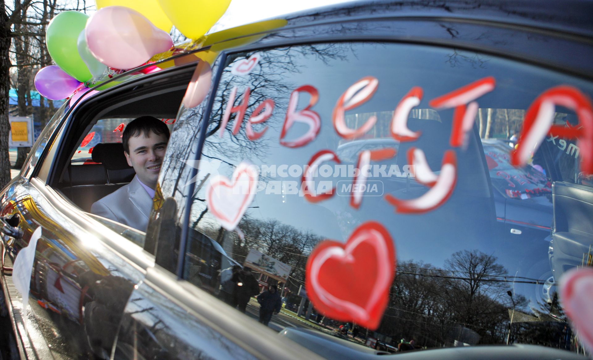 Татьянин день ставропольские студенты отметили арт выставкой собственных автомобилей. На снимке: студент в разукрашенном автомобиле на стекле которого надпись: `невеста сгу`.