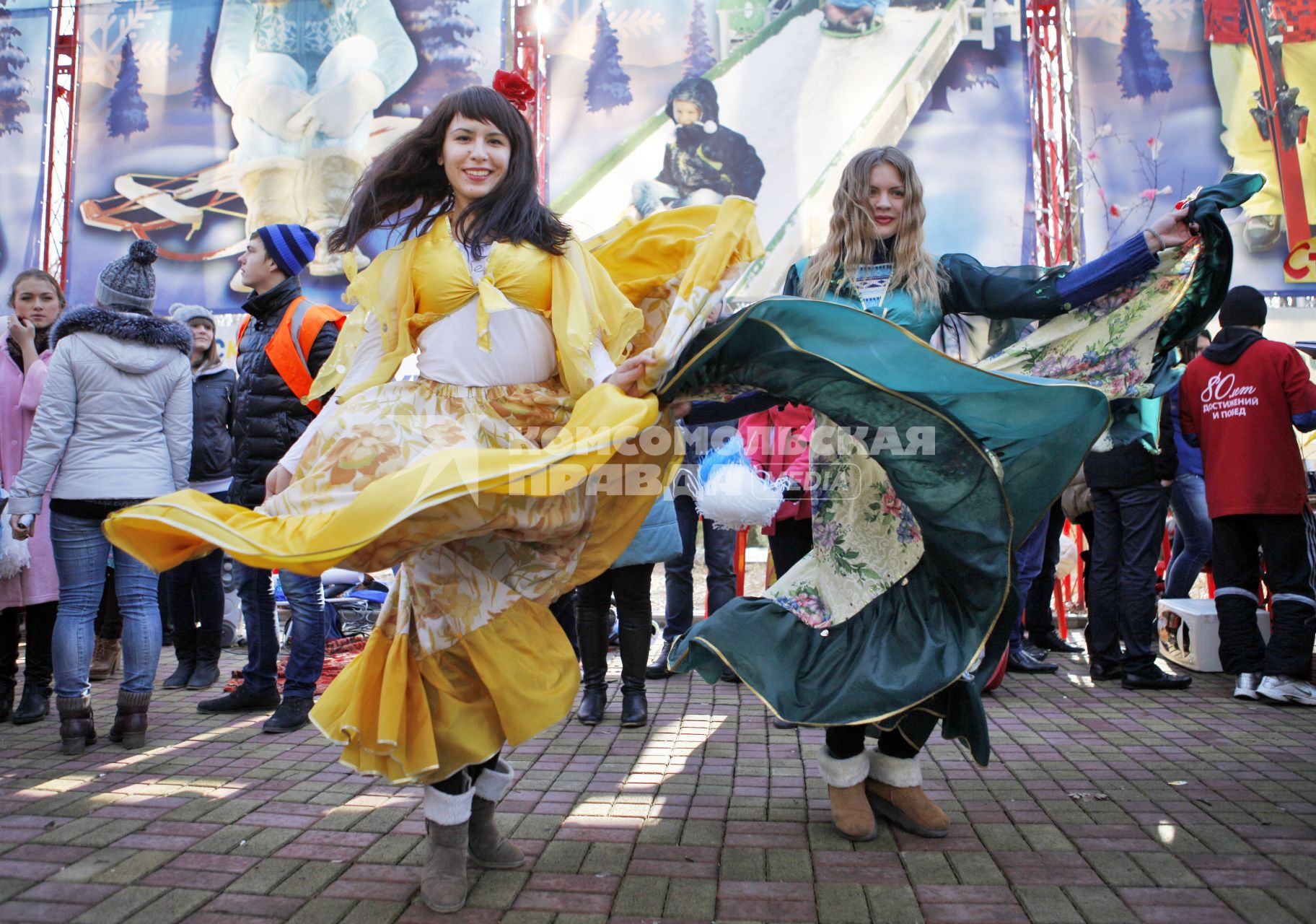 Татьянин день ставропольские студенты отметили арт выставкой собственных автомобилей. На снимке: ряженные девушки студенты танцуют на сцене.