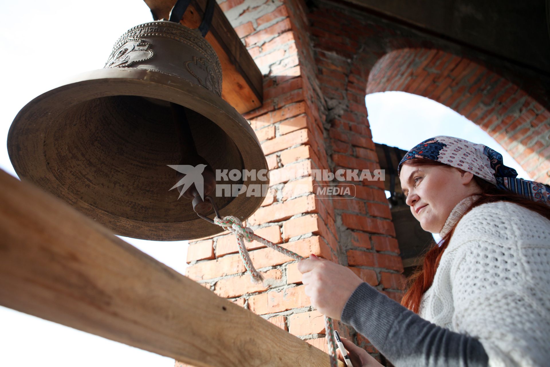 В Ставрополе в строящемся храме преподобного Сергия Радонежского открылась школа звонарей. На снимке: женщина с колоколом.