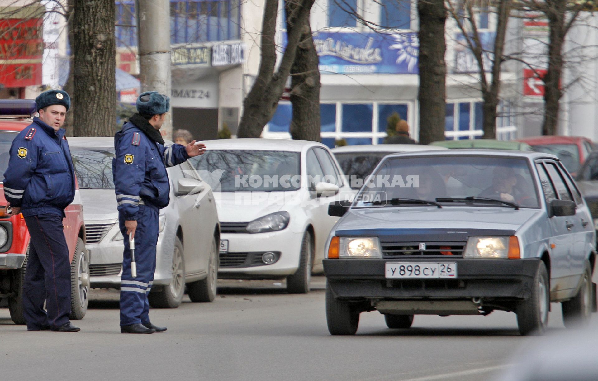 Угроза взрыва в ставропольском банке. На снимке: работа полицейских на месте угрозы.