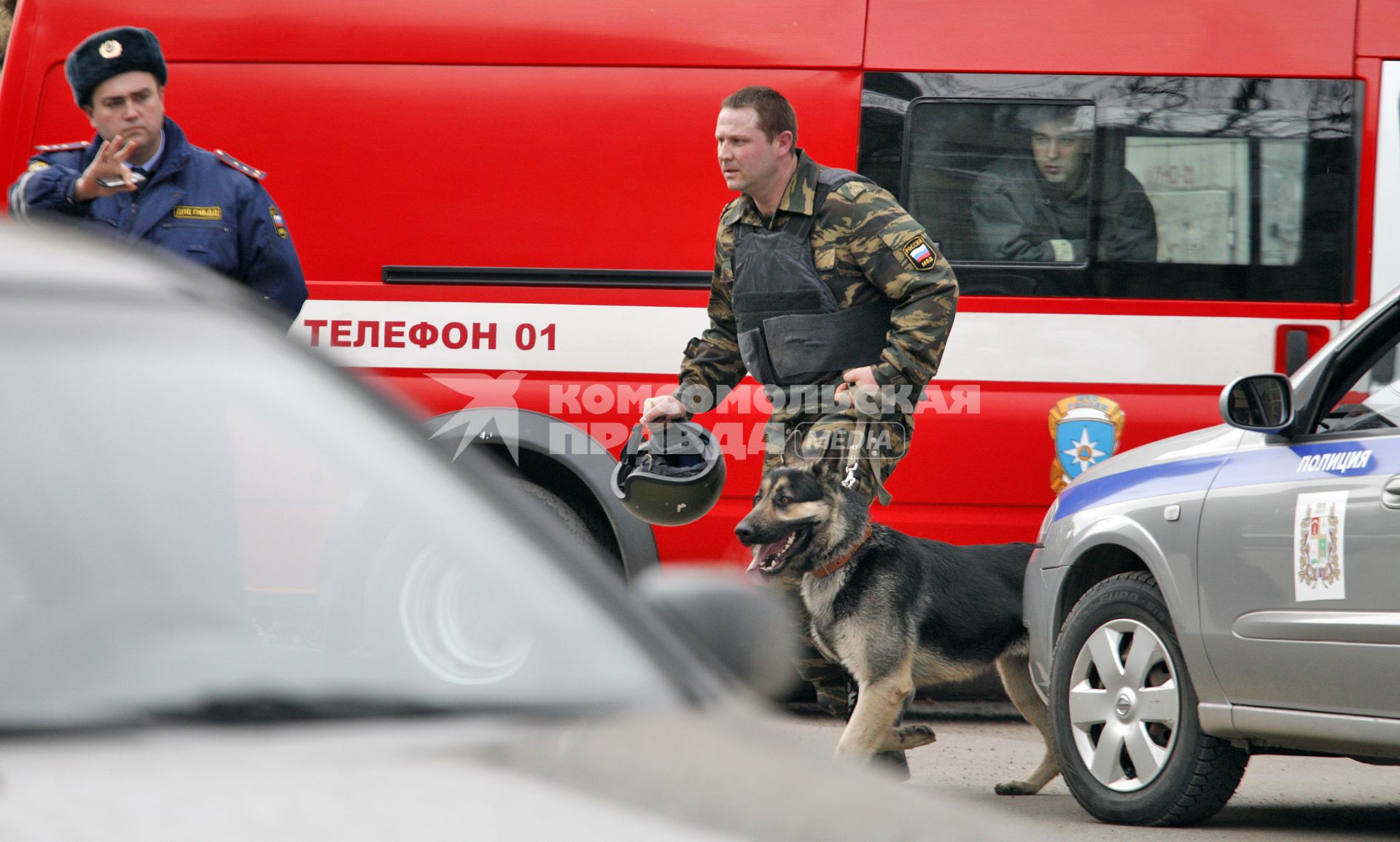 Угроза взрыва в ставропольском банке. На снимке: работа подразделений специального назначения на месте угрозы.