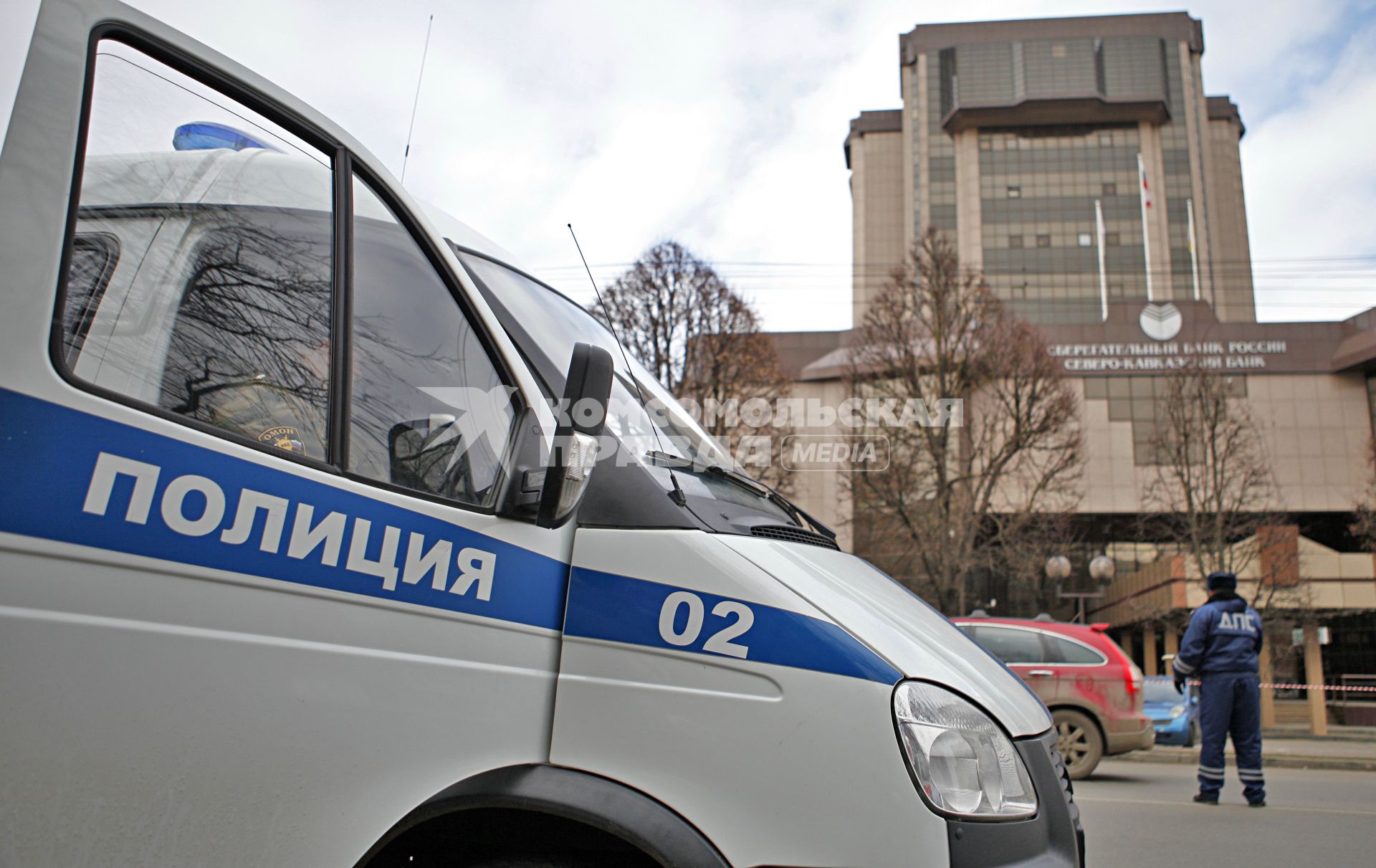 Угроза взрыва в ставропольском банке. На снимке: работа полиции и ДПС на месте угрозы.