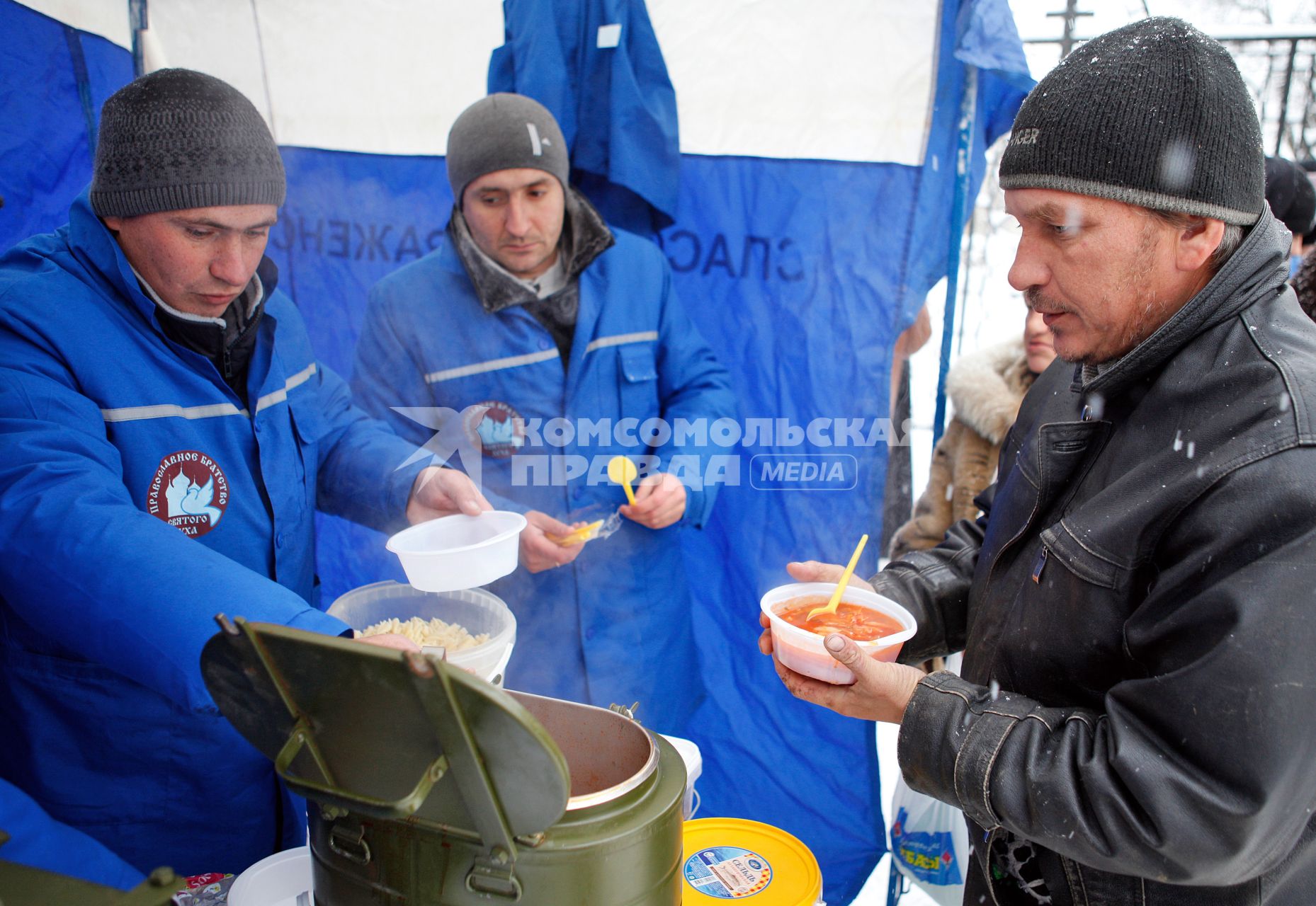 В Ставрополе в мороз накормили малоимущих. На снимке: представители `Ставропольского православного братства святого духа` раздают еду малоимущим.