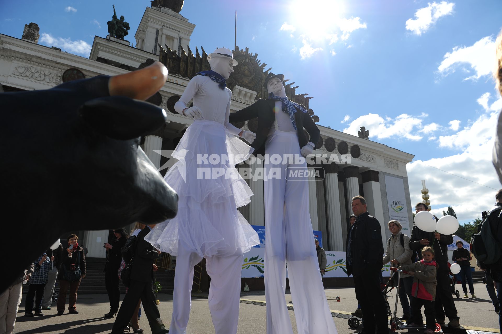 Всероссийский выставочный центр. День города. На снимке: аниматоры на ходулях.