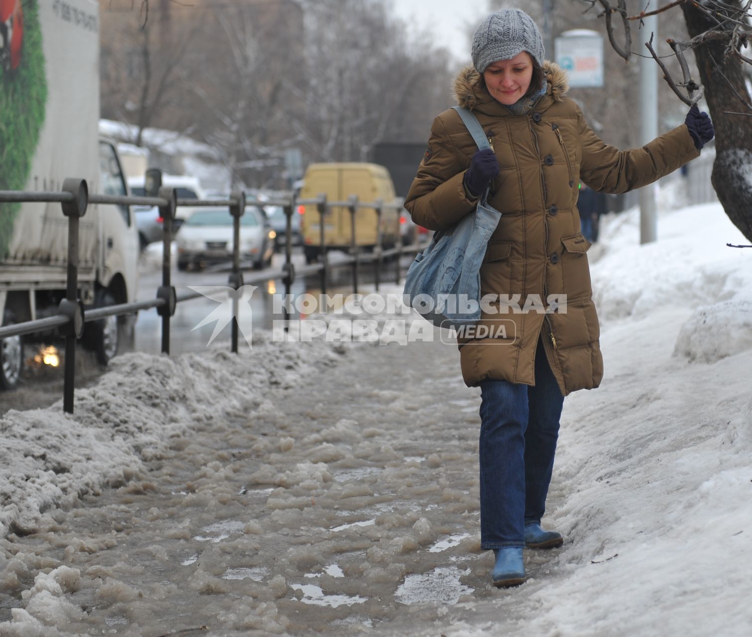 Слякоть на зимних улицах города.