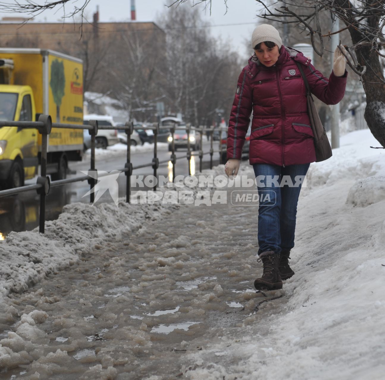 Слякоть на зимних улицах города.