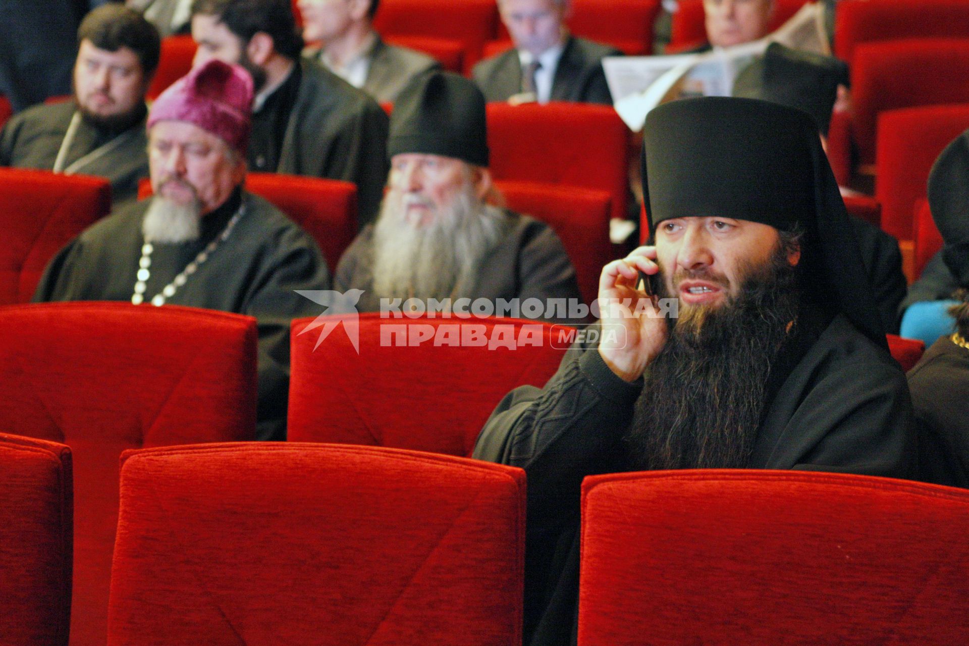 Форум Русского народного собора в Ставрополе. На снимке: священник разговаривает по телефону.