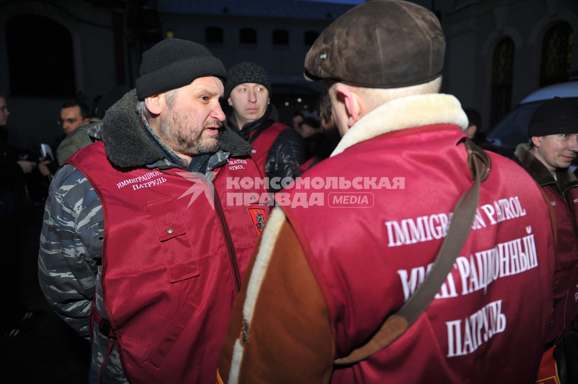 Казанский вокзал. Дружинники совместно с сотрудниками ФМС проводят рейд по выявлению незаконных мигрантов.  На снимке: иммиграционный патруль.