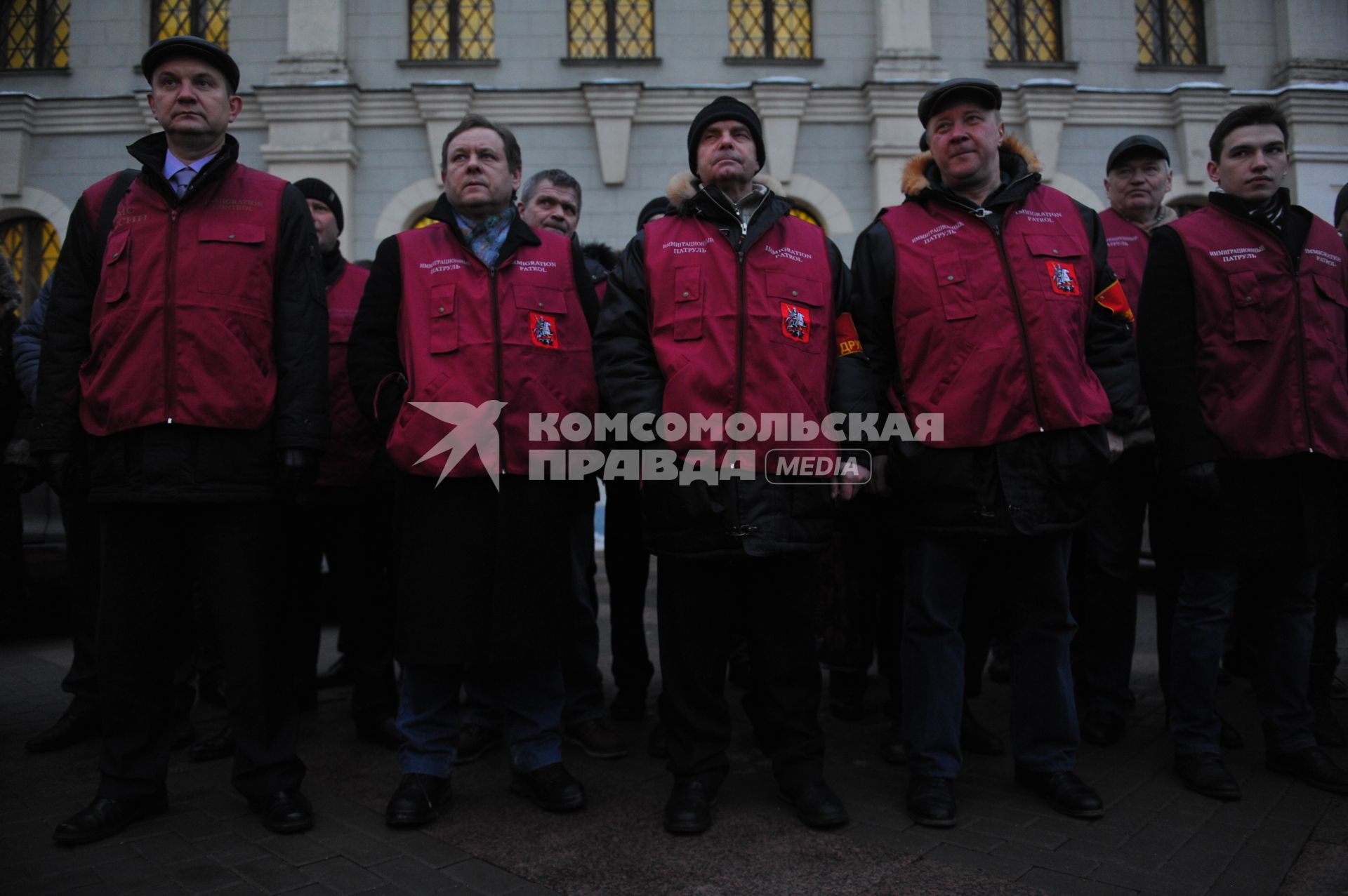 Казанский вокзал. Дружинники совместно с сотрудниками ФМС проводят рейд по выявлению незаконных мигрантов.