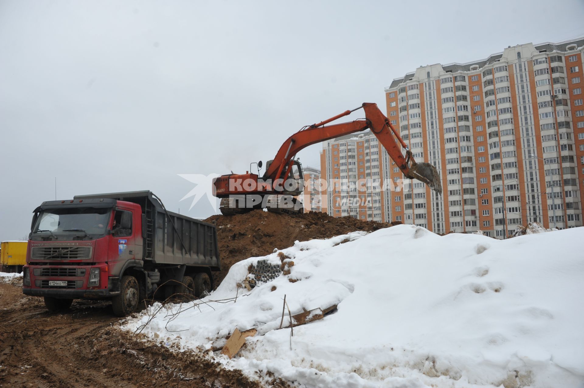 Восточное Бирюлево. Строительство 16-ти этажного элитного жилого дома. На снимке: экскаватор Hitachi и грузовой автомобиль.