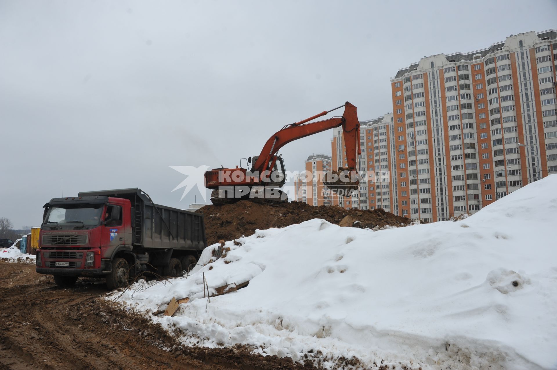 Восточное Бирюлево. Строительство 16-ти этажного элитного жилого дома. На снимке: экскаватор Hitachi и грузовой автомобиль.