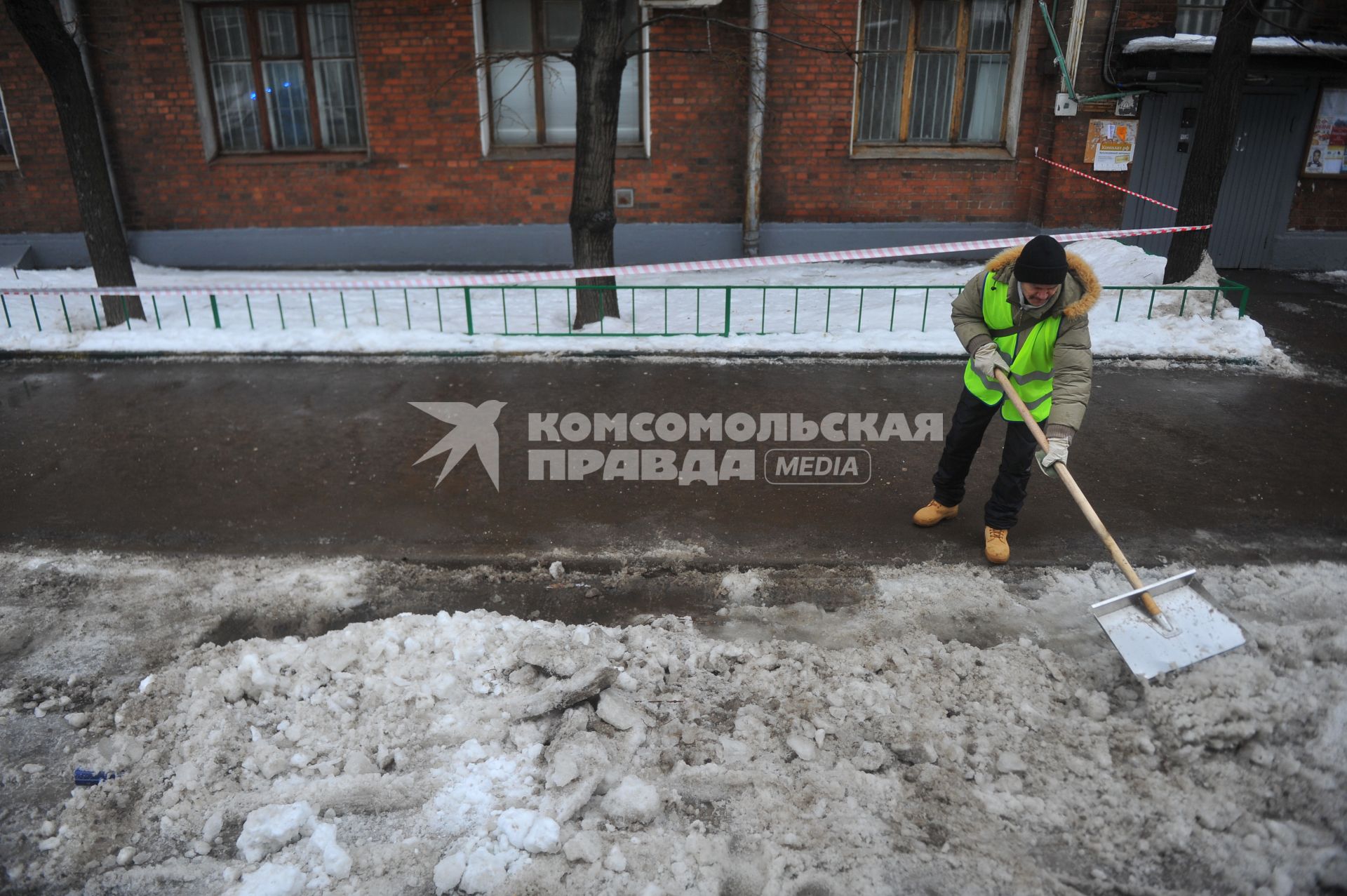 Уборка снега и льда с улиц Москвы. На снимке: дворникс лопатой.