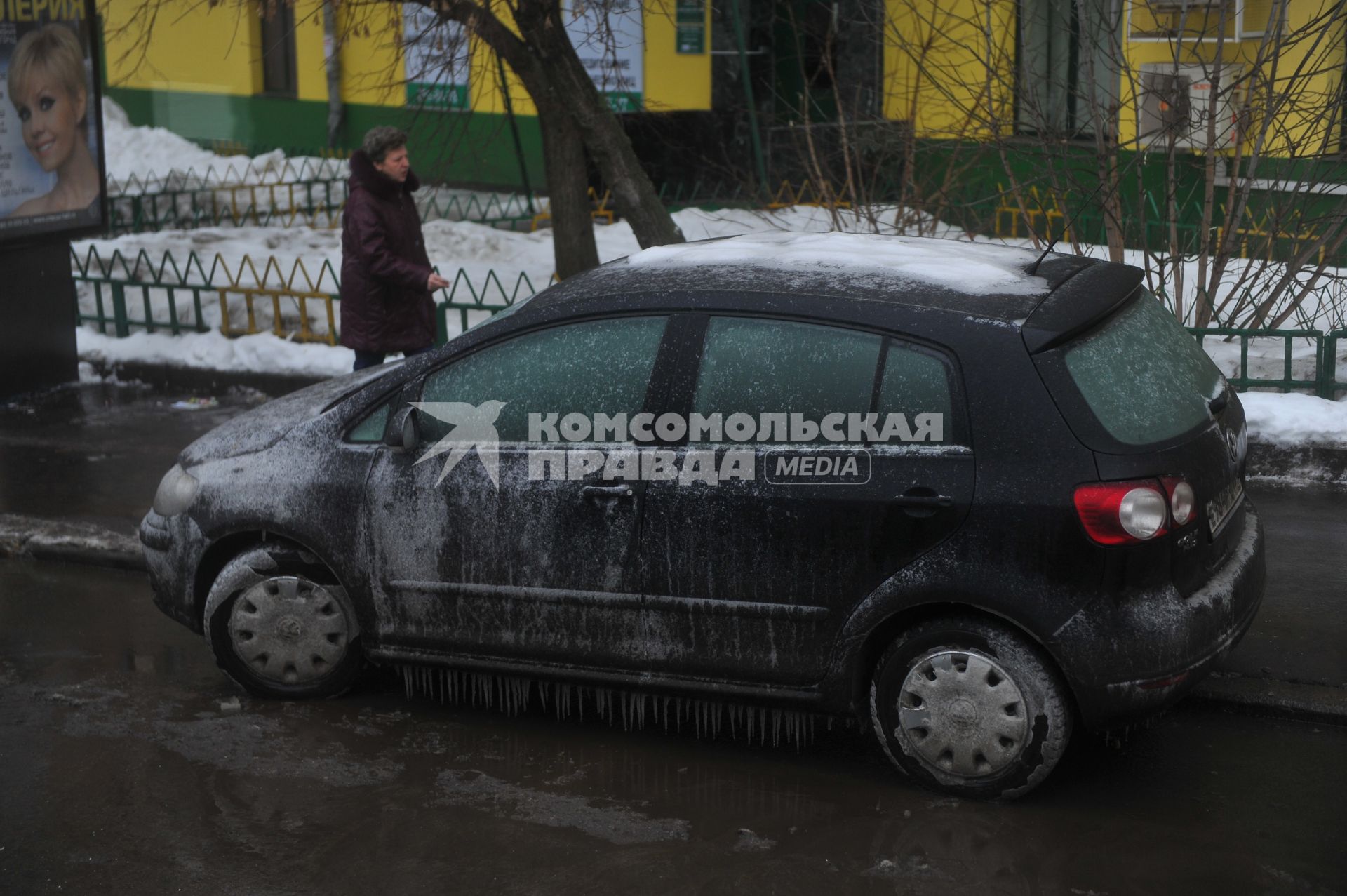 Последствия `ледяного дождя`. На снимке: автомобиль, покрытый снежно-ледяной коркой.