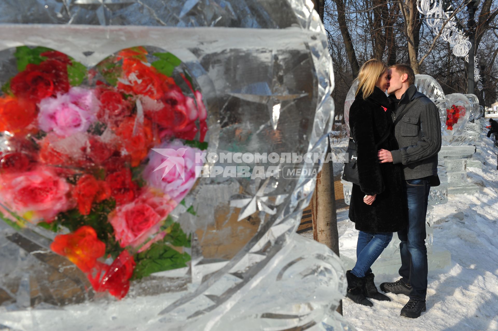 Парк `Сокольники`. Празднование Дня святого Валентина.  Фестиваль оттаявших сердец. На снимке: ледяное сердце с живыми розами.