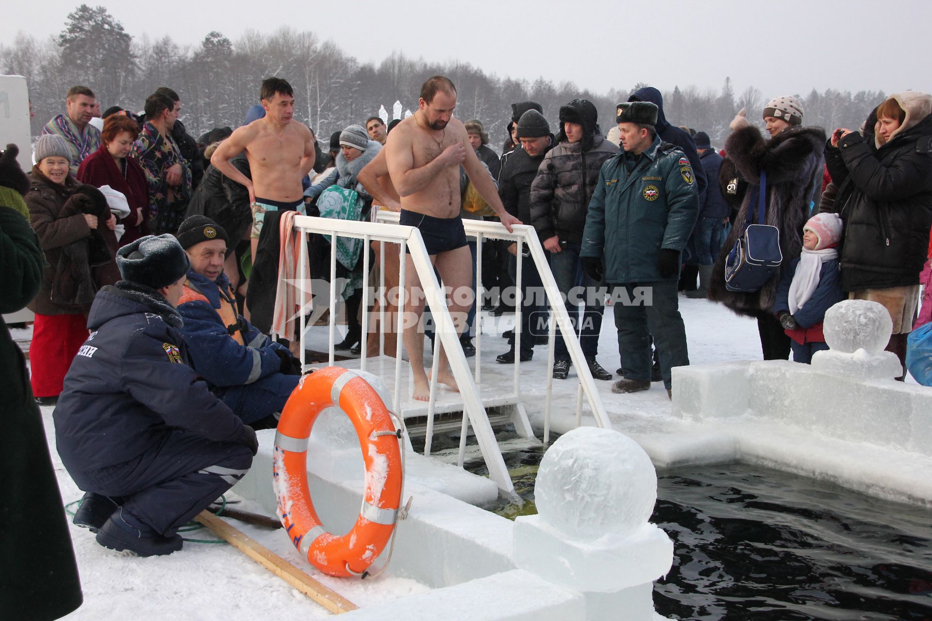 Празднование Крещения в Раифском Богородицком монастыре в Татарстане. На снимке: мужчина готовится зайти в прорубь.