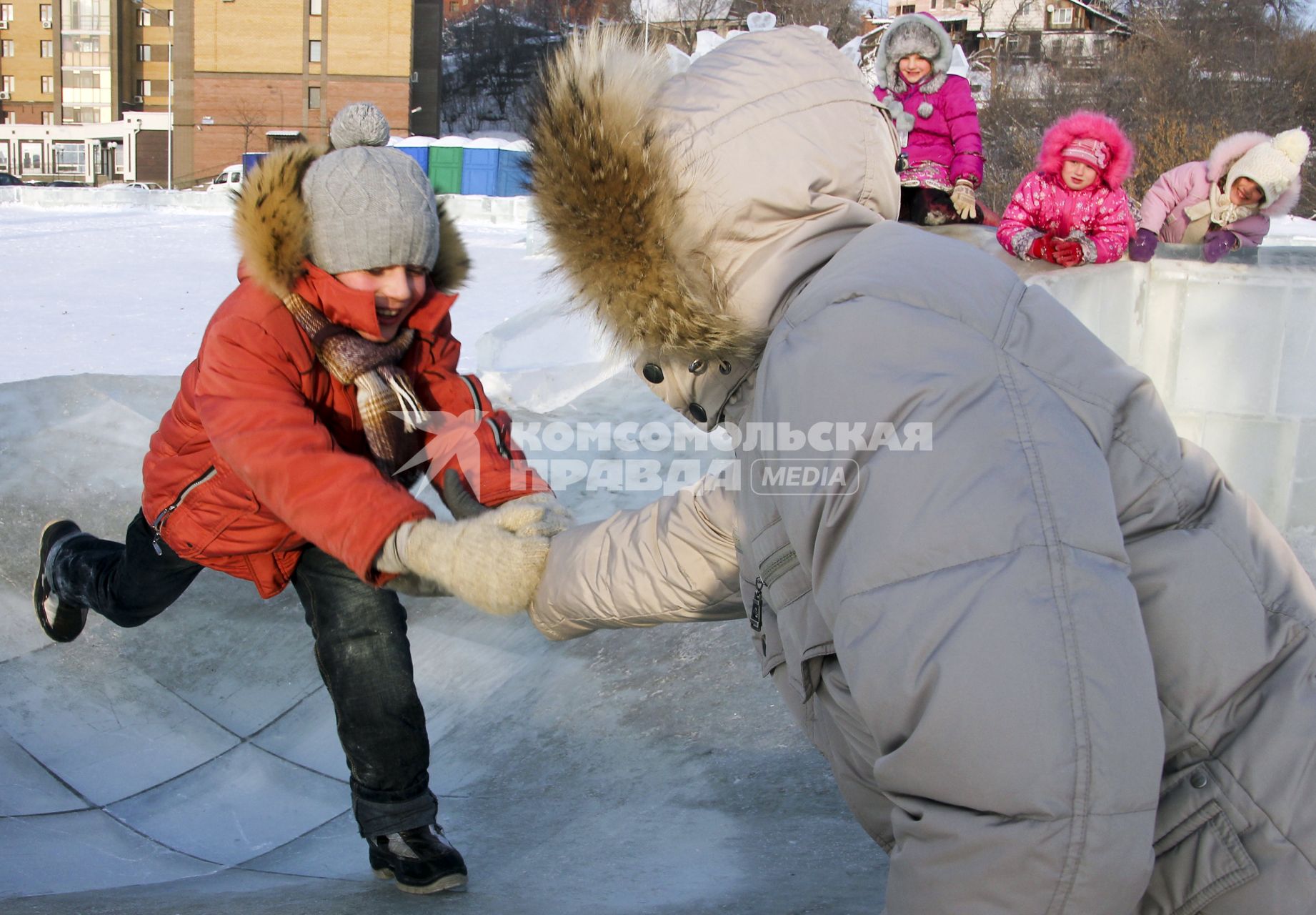 Детский ледовый городок. На снимке: дети на ледяной горке.