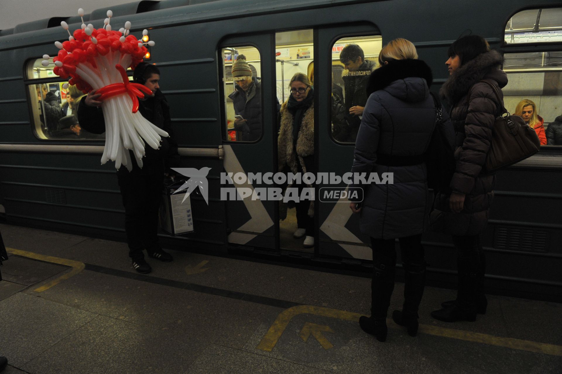 Московский метрополитен. Платформа станции `Тверская`. На снимке: напольные указатели, обозначающие места, где открываются двери вагонов.