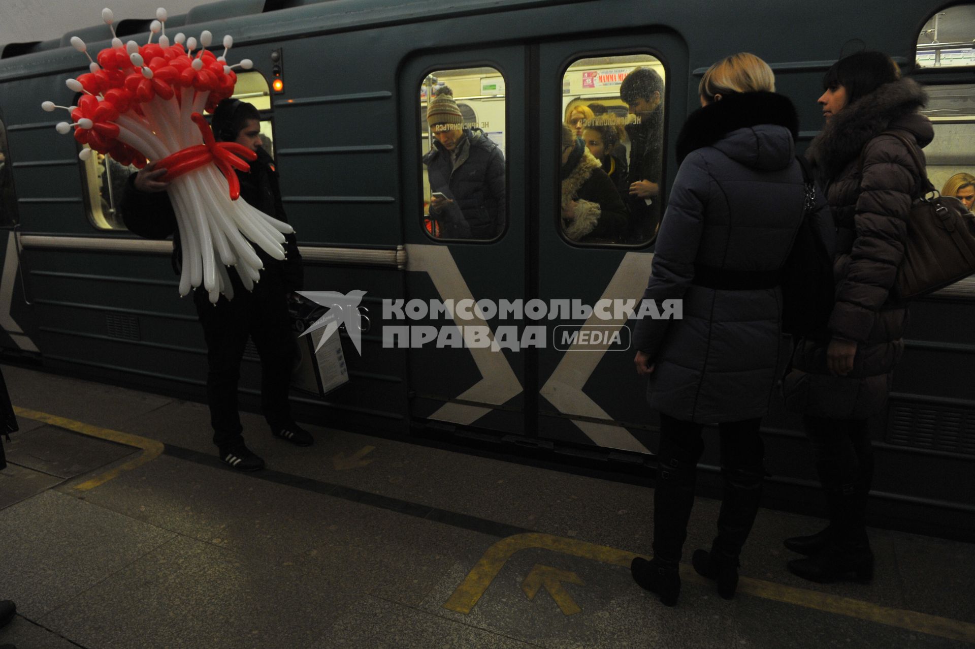 Московский метрополитен. Платформа станции `Тверская`. На снимке: напольные указатели, обозначающие места, где открываются двери вагонов.