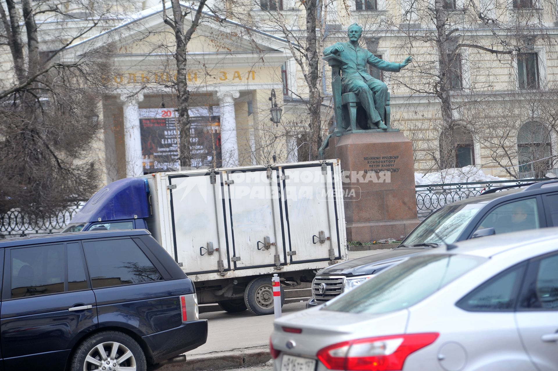 Большая Никитская улица. Памятник П.И.Чайковскому у здания Московской Консерватории.