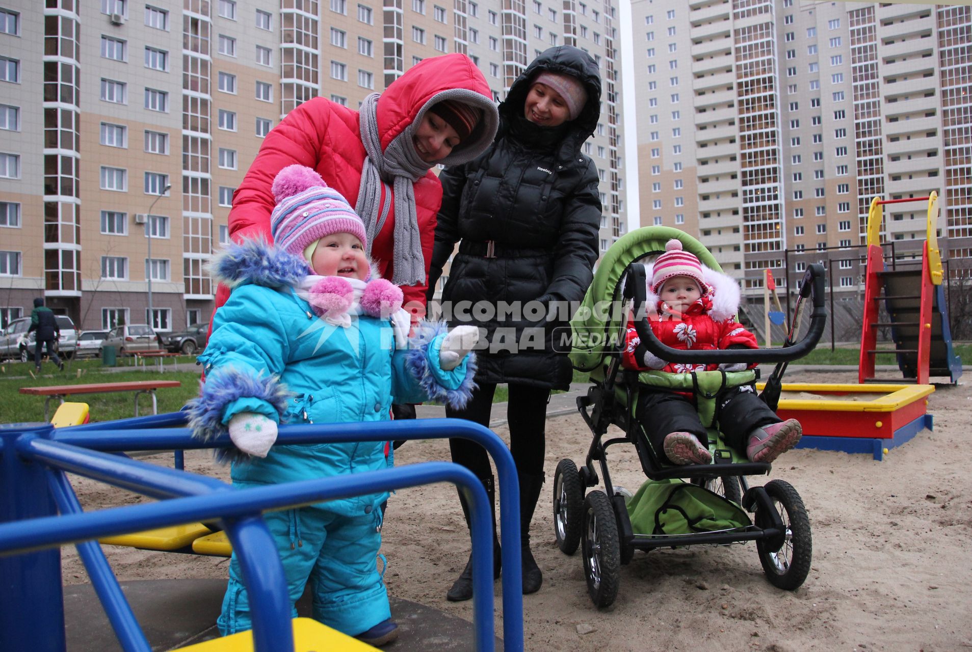 Детская площадка около новостройки.